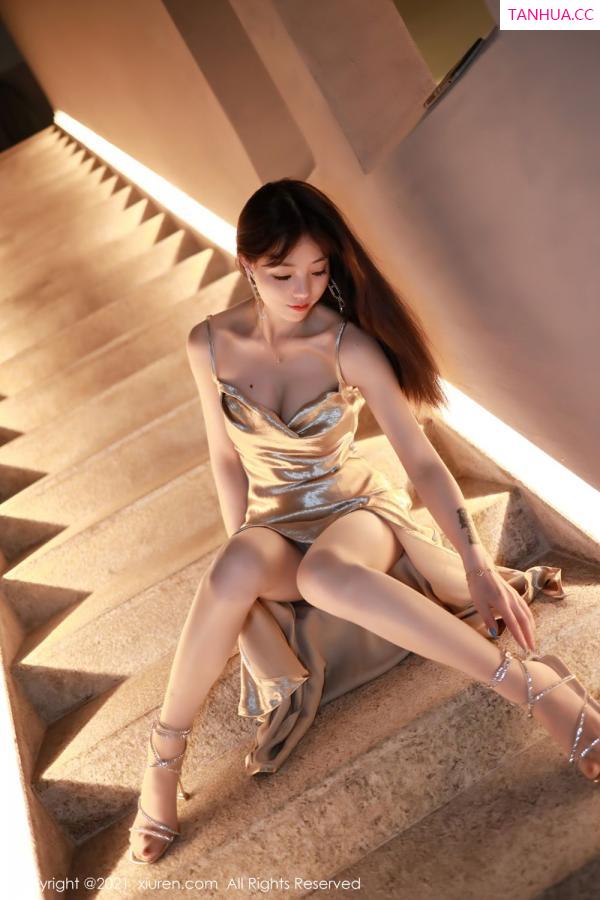 佘贝拉  佘贝拉西双版纳旅拍 闪亮金碧的吊裙第7张图片